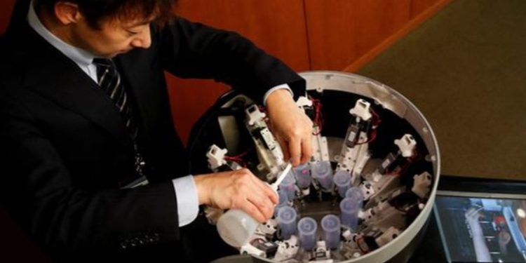 Profesor japonés crea una pantalla para lamer que recrea sabores de alimentos