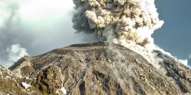 Prohíben ascensos al volcán Santiaguito por alto riesgo eruptivo