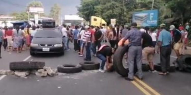 Protesta en Suchitepéquez: Bloqueos por falta de energía eléctrica causan caos vehicular en Cocales
