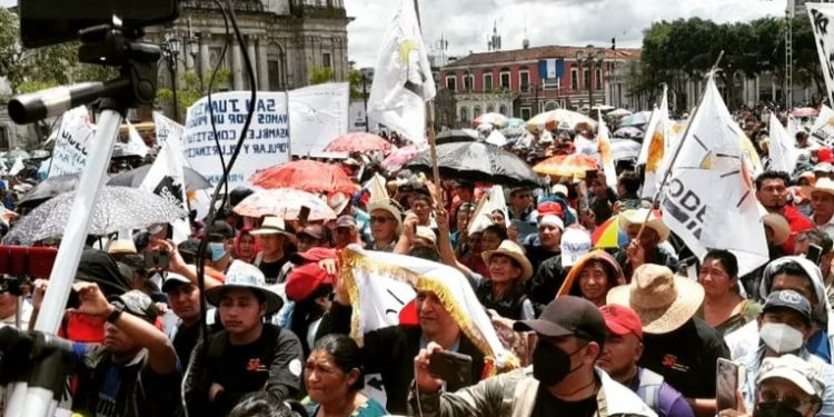 Protestas de CODECA detuvo el tráfico vehicular en el centro histórico capitalino