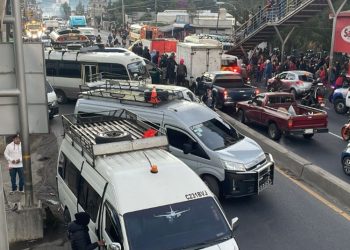 Protestas de transportistas generan bloqueos en cinco tramos clave del país este lunes