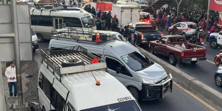 Protestas de transportistas generan bloqueos en cinco tramos clave del país este lunes