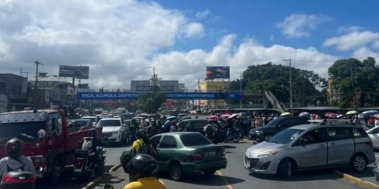 Protestas del magisterio y Salud Pública paralizan el país