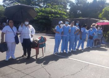 Protestas del Sindicato de Enfermería paralizan varias rutas en Guatemala exigiendo mejoras laborales