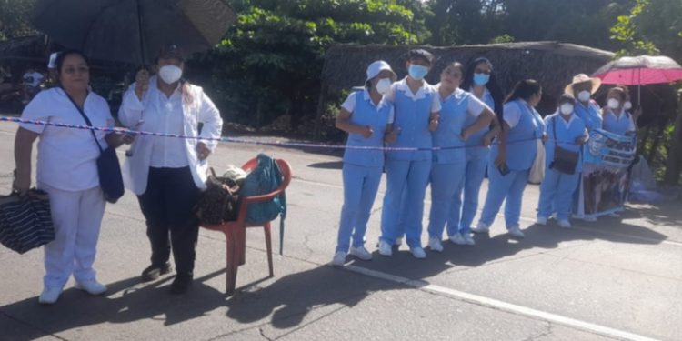 Protestas del Sindicato de Enfermería paralizan varias rutas en Guatemala exigiendo mejoras laborales