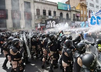 Protestas en Argentina contra los ajustes del Gobierno