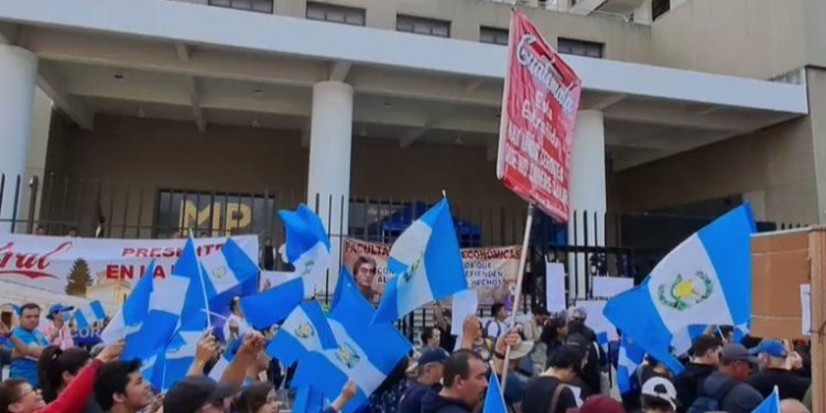 Protestas frente al Ministerio Público cumplen 36 días exigiendo la renuncia de funcionarios clave