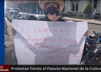 Protestas frente al Palacio Nacional de la Cultura