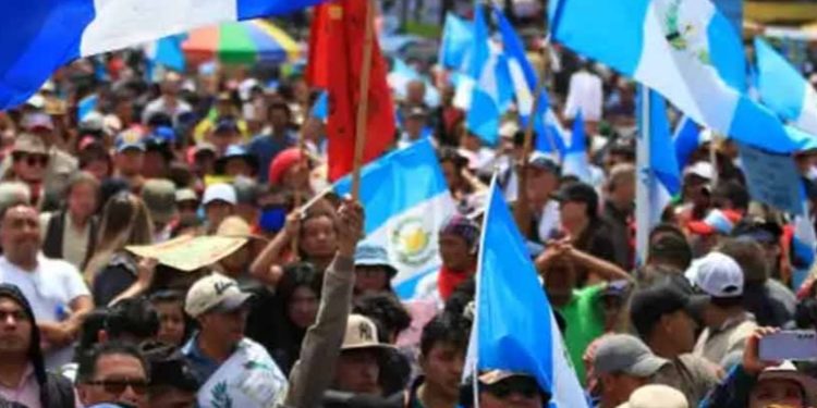 Protestas masivas en la capital exigen renuncia de la fiscal general Consuelo Porras