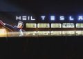 Proyectan a Musk alzando el brazo en planta alemana de Tesla