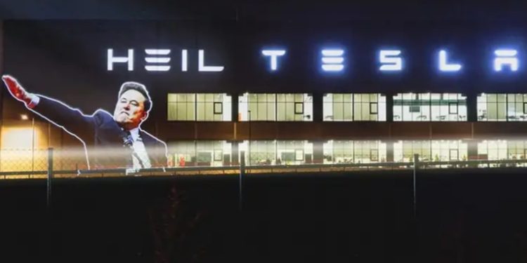 Proyectan a Musk alzando el brazo en planta alemana de Tesla