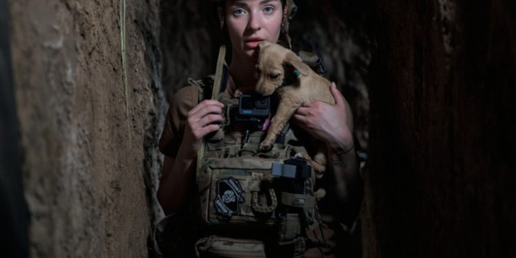 Psicóloga militar ucraniana exhibe simbología nazi