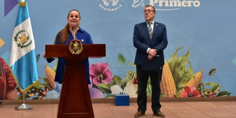 Publican aumento salarial para trabajadores del Ministerio de Educación