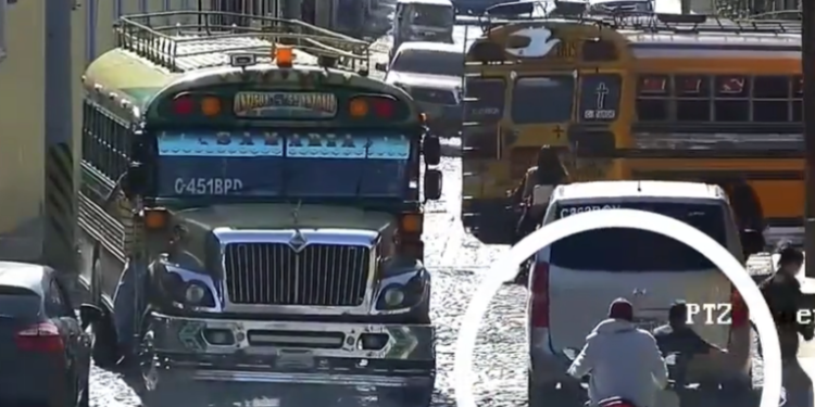 Publican vídeo de ataque contra conductor de autobús y persecución de responsables ocurrido en 2022