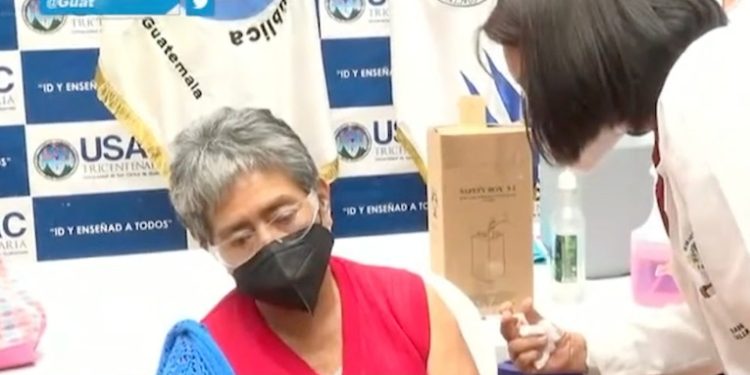 Puesto de vacunación peatonal en el Centro Universitario Metropolitano es habilitado