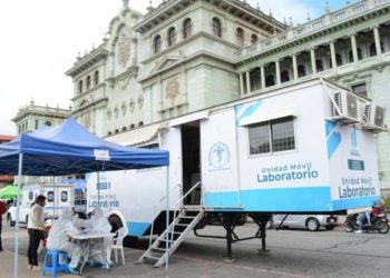 Puesto de vacunación y laboratorio móvil ya no funcionan en la plaza de la Constitución