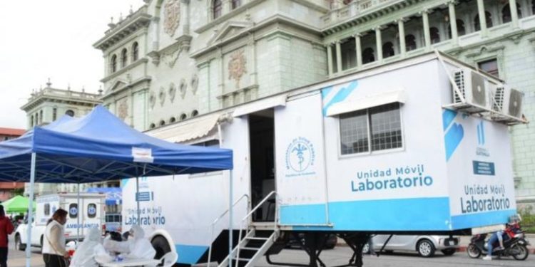 Puesto de vacunación y laboratorio móvil ya no funcionan en la plaza de la Constitución