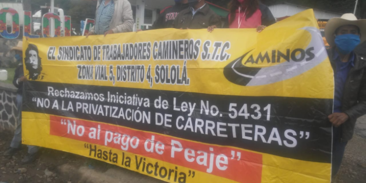 Carreteras son bloqueados por trabajadores de Caminos