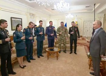 Putin brinda con participantes de la operación especial de diferentes ramas de las Fuerzas Armadas