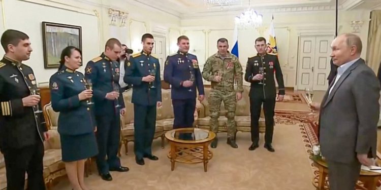 Putin brinda con participantes de la operación especial de diferentes ramas de las Fuerzas Armadas