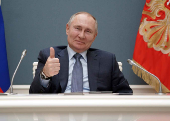 Putin revela que le administraron la vacuna nasal rusa contra el covid-19.