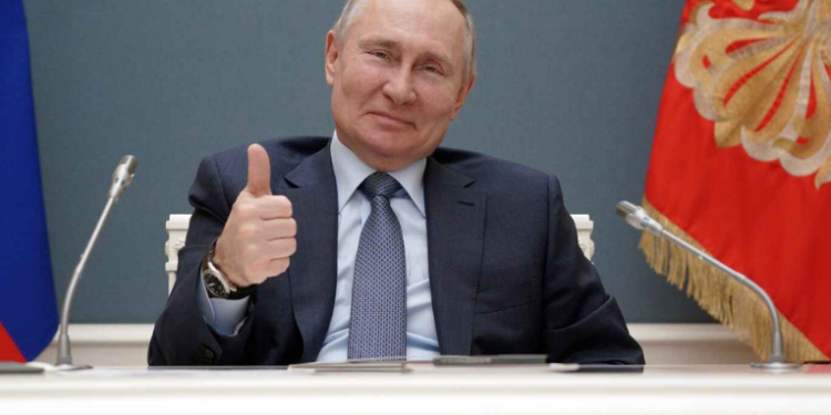 Putin revela que le administraron la vacuna nasal rusa contra el covid-19.