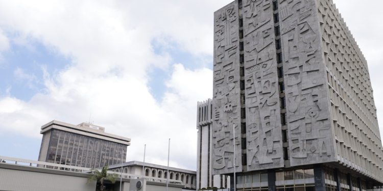 Q25 mil millones en bonos del Tesoro generan dudas en la Comisión de Finanzas