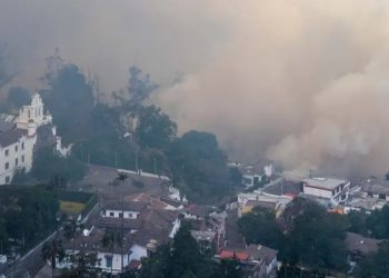 Quito en situación crítica por cinco incendios forestales