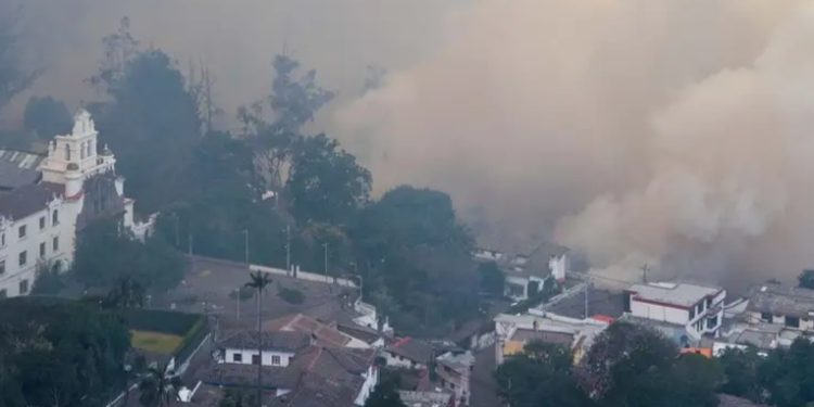 Quito en situación crítica por cinco incendios forestales