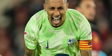 Raphinha asume los galones del Barça con cifras de Balón de Oro