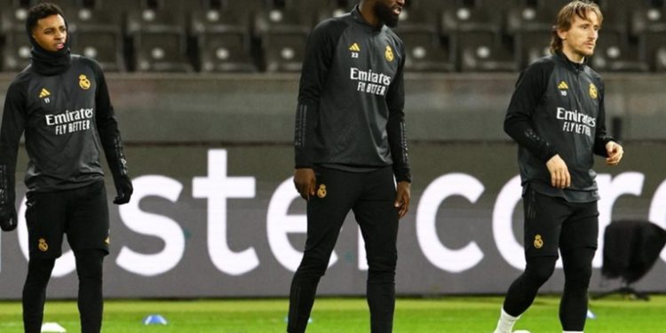 Real Madrid se entrenó bajo la lluvia en Berlín