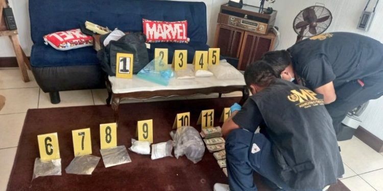 Realizan allanamientos en Mixco donde localizaron dinero y paquetes con posible droga