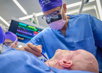 Realizan el primer trasplante de ojo completo en la historia