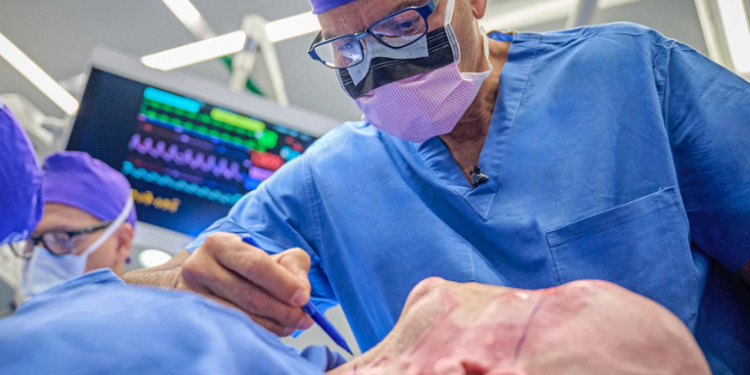 Realizan el primer trasplante de ojo completo en la historia