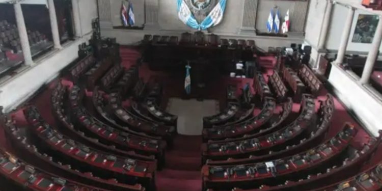 Realizan labores de desinfección de distintas instalaciones del Congreso de la República