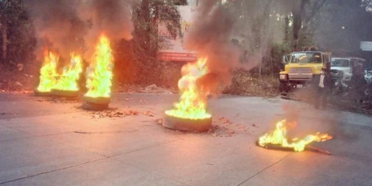 Realizaron protestas en San Juan Sacatepéquez y San Raymundo por incremento al precio del pasaje