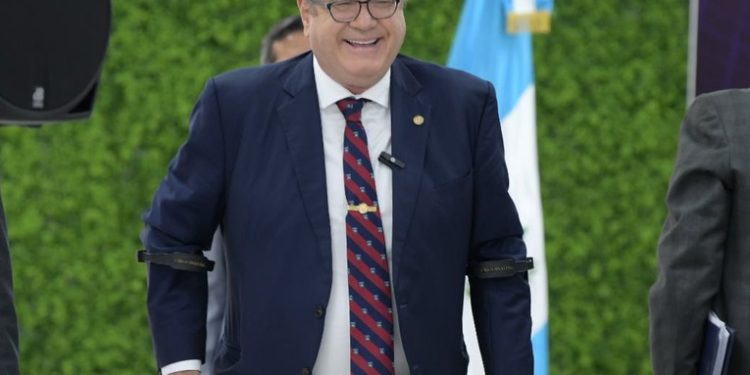 Presidente Alejandro Giammattei reaparece en público tras varios días de ausencia