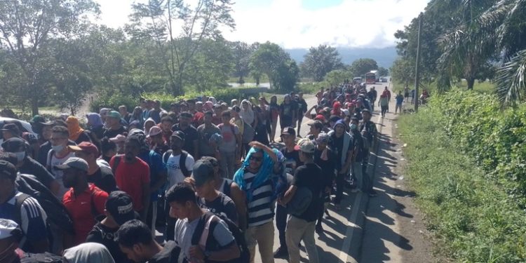 Rechazan la entrada de 350 migrantes al paí­s provenientes de una caravana