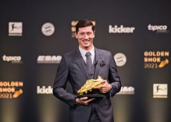 Recibe Robert Lewandowski la Bota de Oro como mejor goleador de 2020