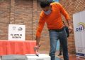 Reclusos sin condenas definitivas ejercen su derecho al voto en Ecuador