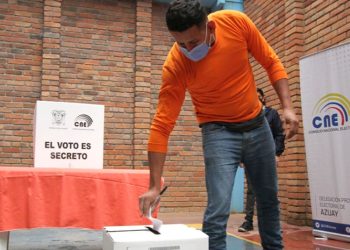 Reclusos sin condenas definitivas ejercen su derecho al voto en Ecuador