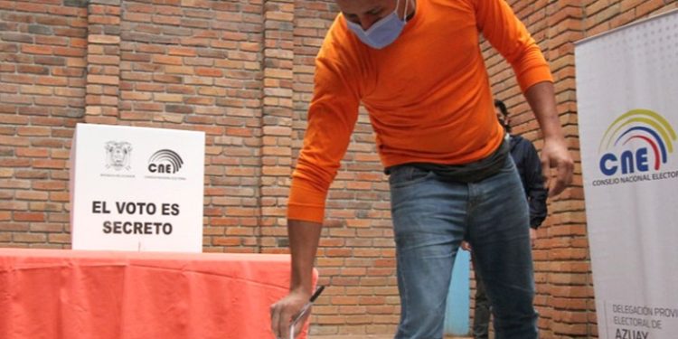Reclusos sin condenas definitivas ejercen su derecho al voto en Ecuador