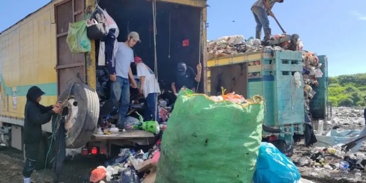 Recolectores detendrán operaciones indefinidamente por largas esperas en descargas de basura