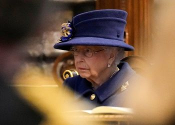 Recomiendan a la reina Isabel II dejar de beber alcohol por el bienestar de su salud
