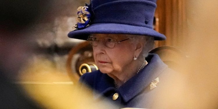 Recomiendan a la reina Isabel II dejar de beber alcohol por el bienestar de su salud