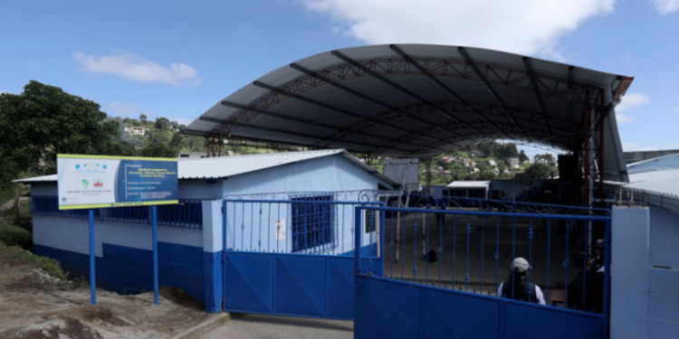 Reconstruyen escuelas dañadas por lluvias