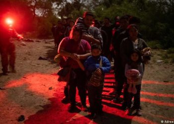 Récord de migrantes detenidos en Estados Unidos