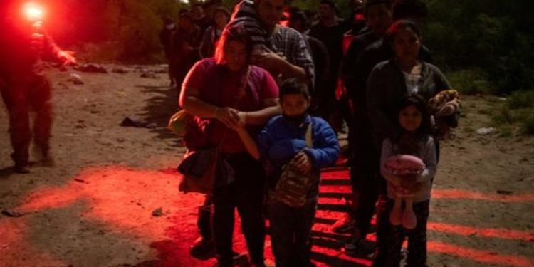 Récord de migrantes detenidos en Estados Unidos