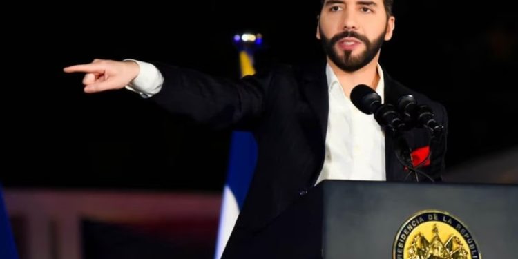Reelección, denuncias sobre violaciones de DDHH y disminución de la violencia marcan los 4 años de Bukele en El Salvador