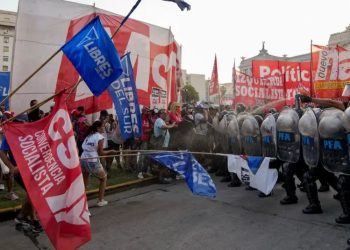 Reformas de Milei navegan entre negociaciones y protestas
